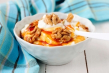 Greek-yogurt-wit-walnuts-and-honey